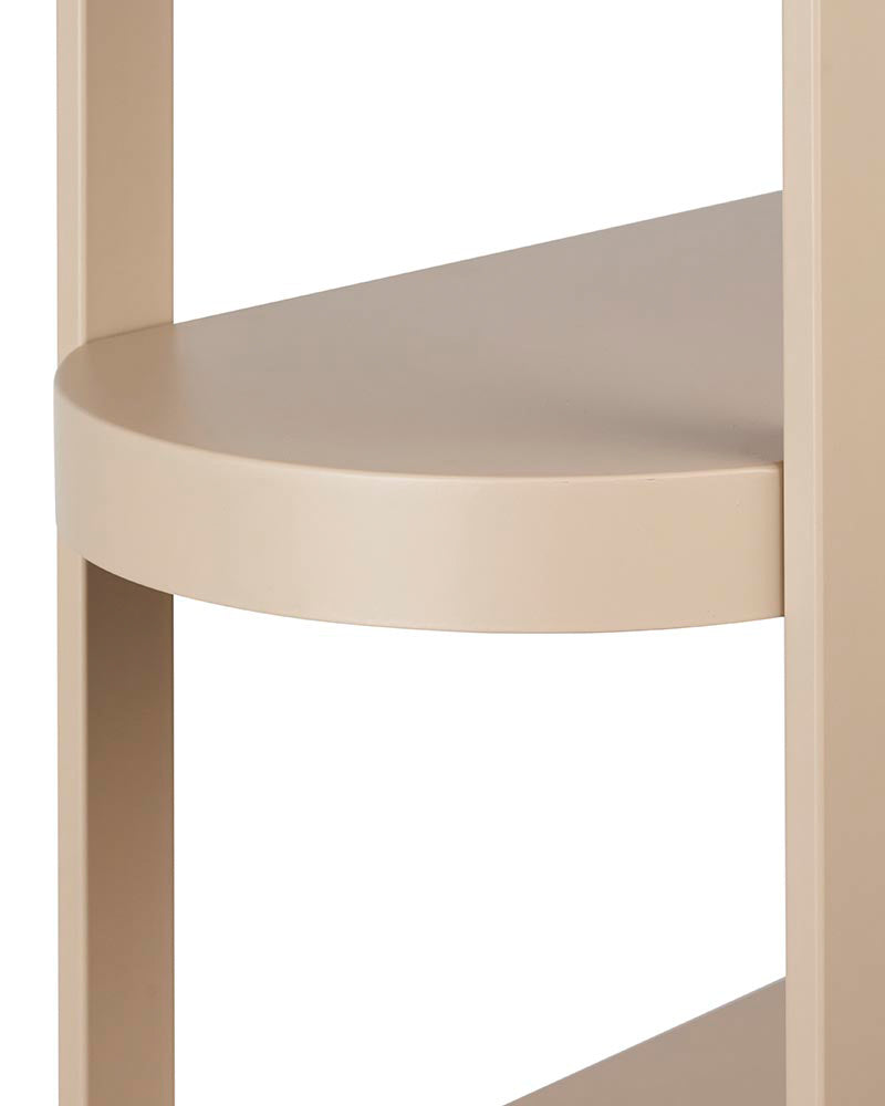 Maya Beige salgsreol fra Comfortel med fem hylder i pulverlakeret metal og bløde buer i designet